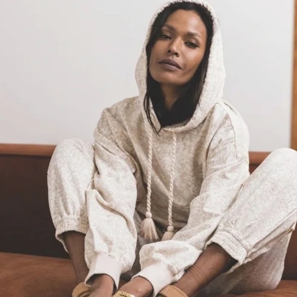 NWT Cleobella Organic Cotton Sweatshirt in Raja Block Print Beige - Picture 3 of 7